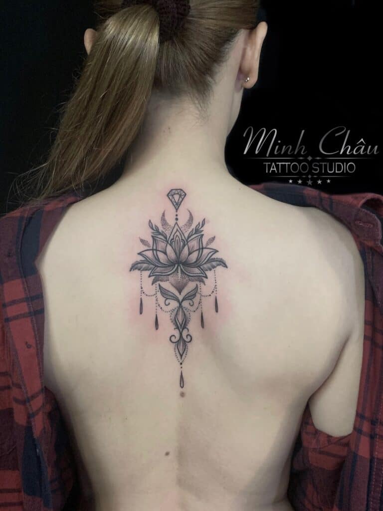Mẫu tattoo xǎm hoa sen ở lưng