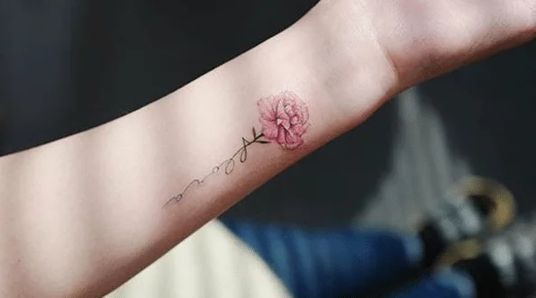Mẫu xăm hoa hồng và chữ ở tay sành điệu dành cho phái đẹp