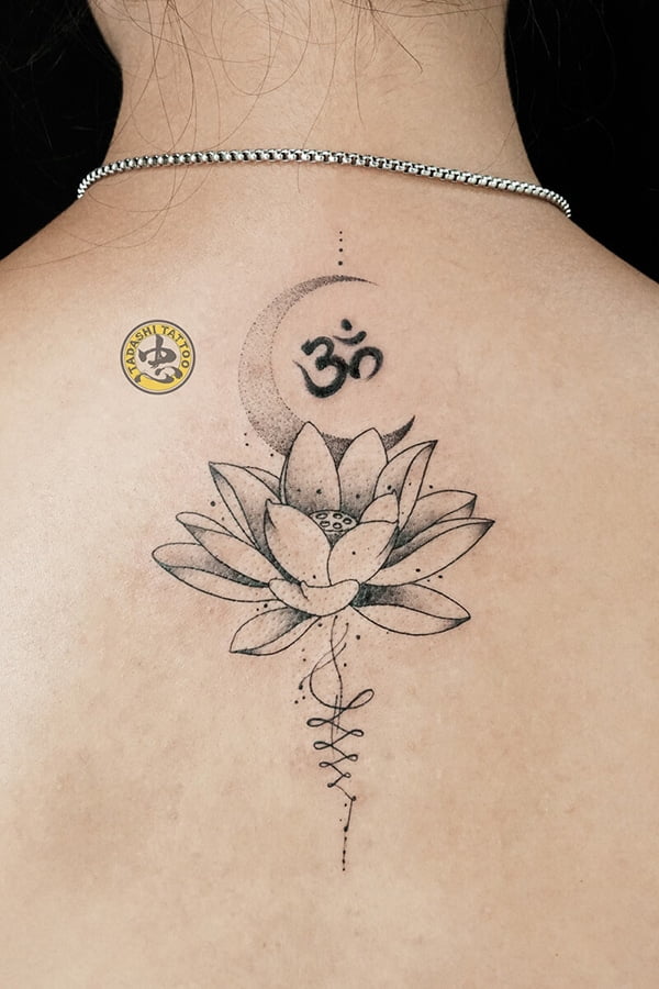 Tattoo xăm hoa sen ở phía sau gáy