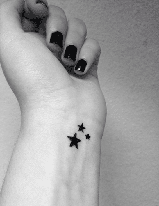 Mẫu xăm ngôi sao nhỏ trên cổ tay nữ nhẹ nhàng