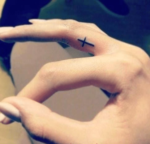 Mẫu xăm thập giá nhỏ ở ngón tay