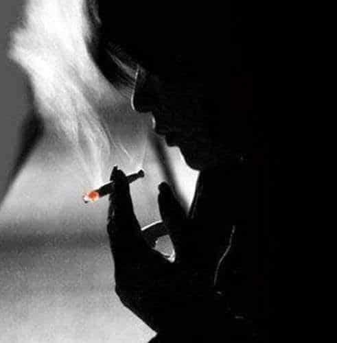 Một mình bên điếu thuốc sắp tàn trong đêm tối
