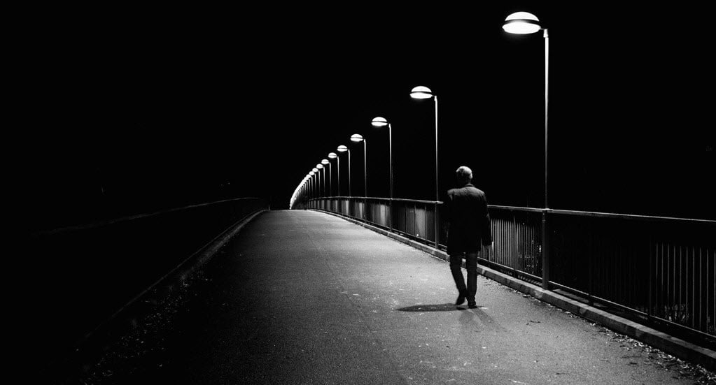 Một mình độc bước trên con đường với nỗi tuyệt vọng
