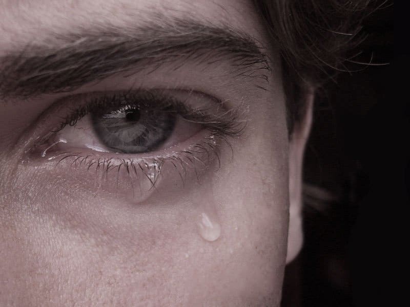 Người đàn ông khi quá đau khổ thì không thể kìm được nước mắt