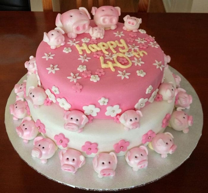 Những chú heo hồng nhỏ nhỏ xinh xinh trên chiếc bánh sinh nhật