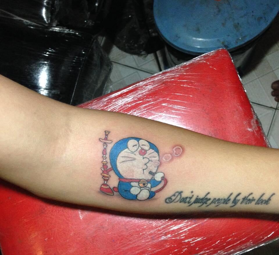 Tattoo Doraemon hút shisha cực bựa