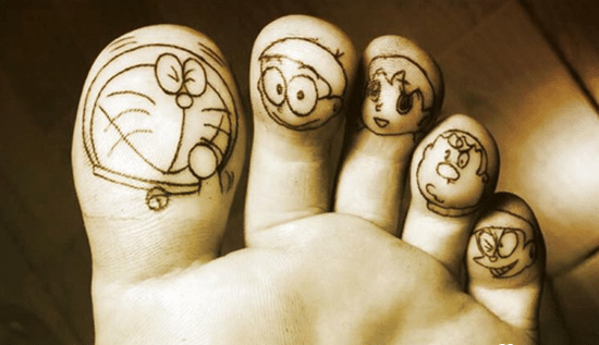 Tattoo Doremon và những người bạn không màu cute ở ngón chân