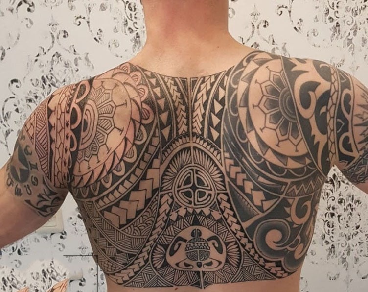 Tattoo Maori nửa lưng thể hiện nét mạnh mẽ, nam tính