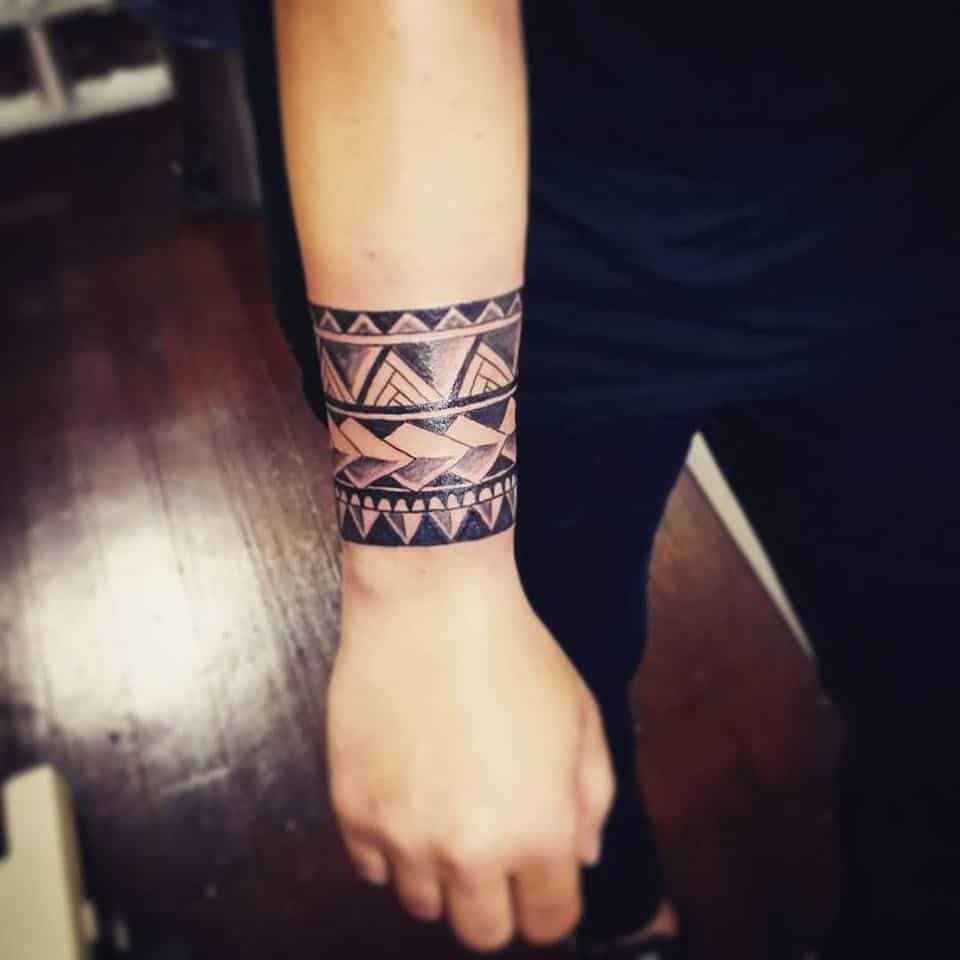 Tattoo Maori ở cổ tay nhẹ nhàng nhưng vẫn tràn đầy sức hút