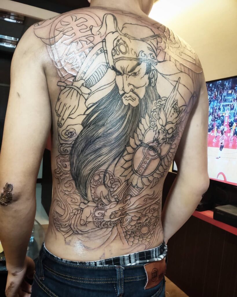 Tattoo Quan Vũ full lưng với đường nét nhẹ nhàng và độc đáo