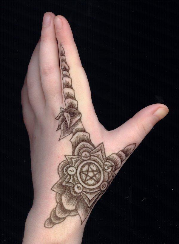 Tattoo bàn tay đẹp ấn tượng cho nữ