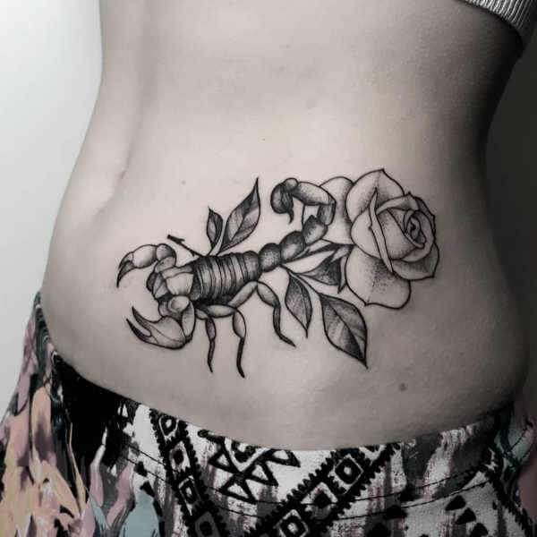 Tattoo bọ cạp hoa hồng chất trên bụng