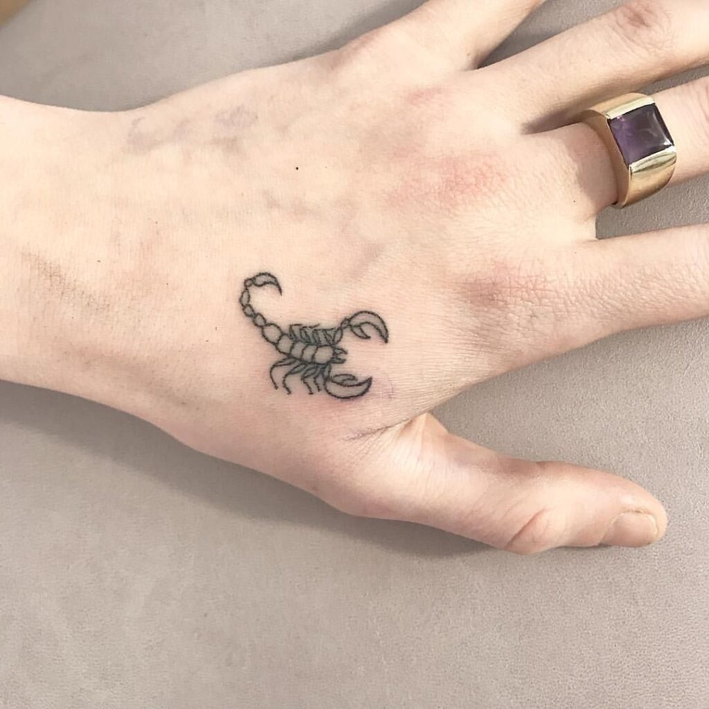 Tattoo bọ cạp nhỏ trên bàn tay