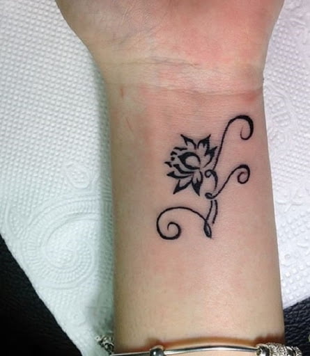 Tattoo bông hoa sen cách điệu ở cổ tay