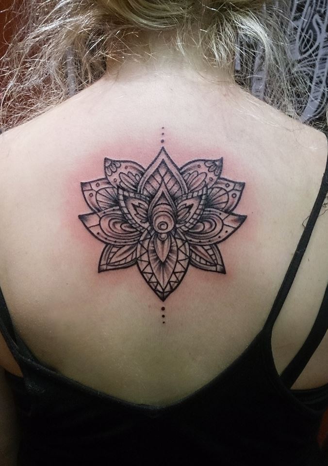 Tattoo bông hoa sen ở lưng