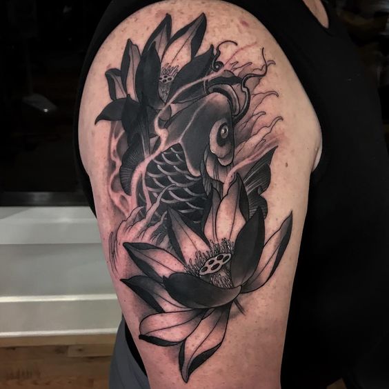 Tattoo cá chép đen trắng khiến ai nhìn cũng mê