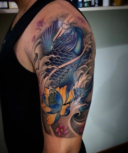 Tattoo cá chép hoa sen cuốn hút trên tay