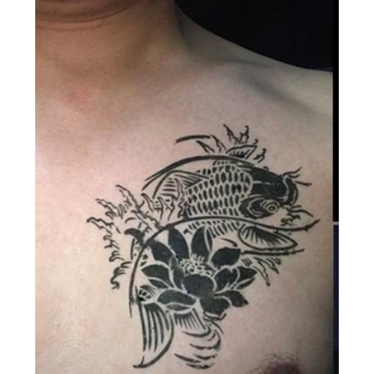 Tattoo cá chép hoa sen đen trắng mini
