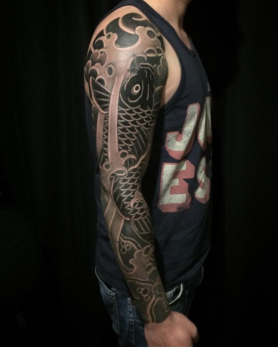 Tattoo cá chép kín tay đen trắng mạnh mẽ