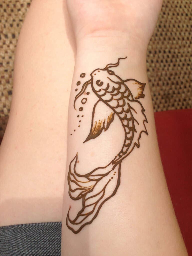 Tattoo cá chép nhỏ ở tay