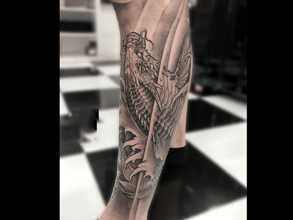 Tattoo cá rồng ở bắp chân cho nam