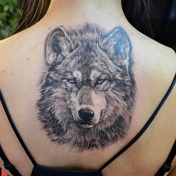 Tattoo chó sói sau lưng cho con gái