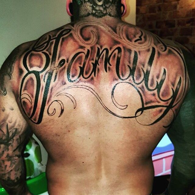 Tattoo chữ Family ở lưng đẹp