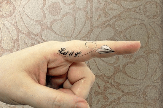 Tattoo chữ kết hợp hình vẽ tạo động lực trong cuộc sống cho con gái