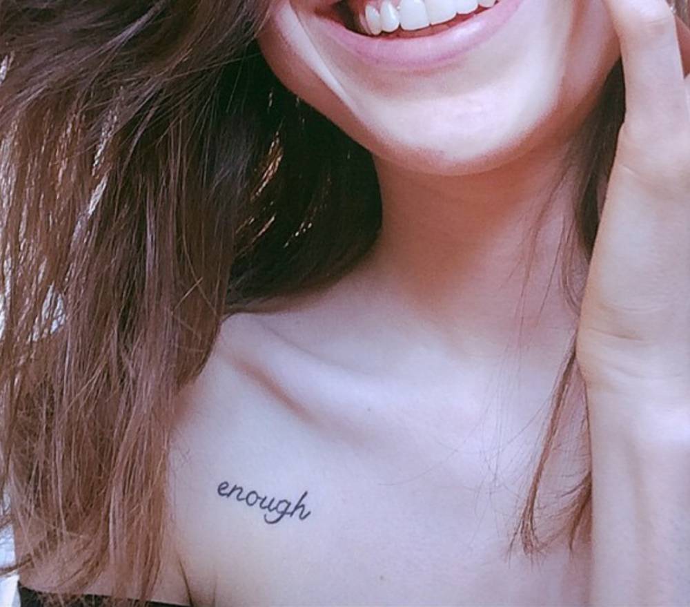 Tattoo chữ mini nhỏ ở ngực cho nữ