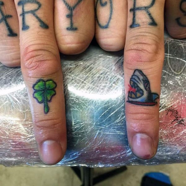Tattoo cỏ bốn lá đẹp ở ngón tay