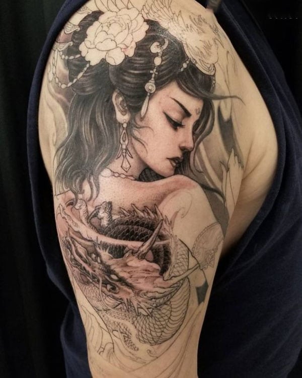 Tattoo cô gái ở bắp tay đẹp và sắc sảo