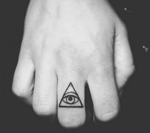 Tattoo con mắt tam giác quỷ bí ẩn