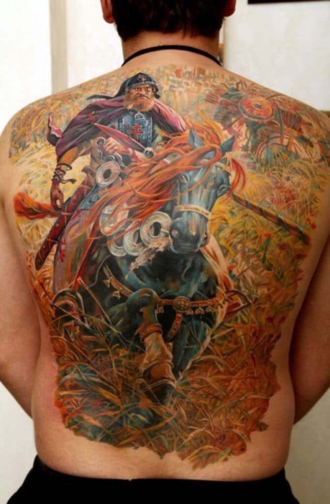 Tattoo con ngựa có màu chất nhất phía sau lưng