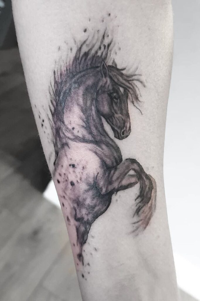 Tattoo con ngựa ở chân đẹp độc