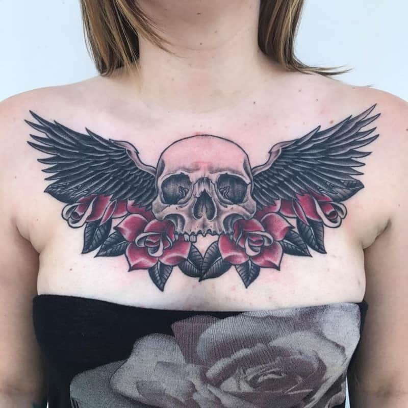 Tattoo đôi cánh chất trên ngực nữ