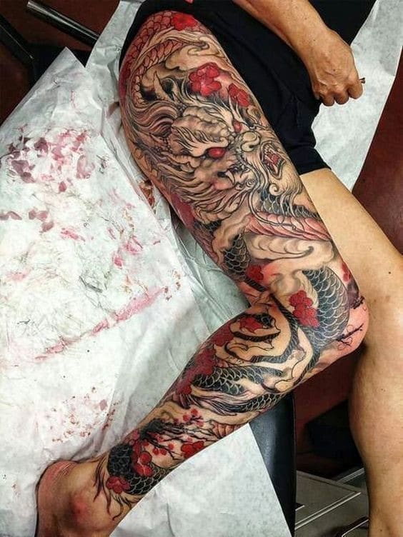Tattoo full chân nam ngầu với hình ảnh rồng lượn quanh