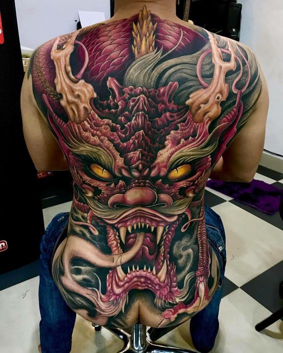Tattoo full lưng với tạo hình không thể chất hơn