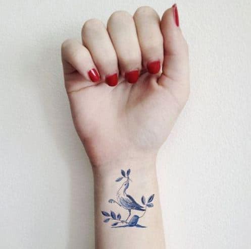 Tattoo hình chú chim trên cổ tay độc lạ