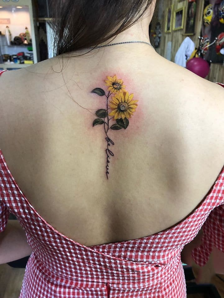 Tattoo hình hoa hướng dương xăm sau gáy