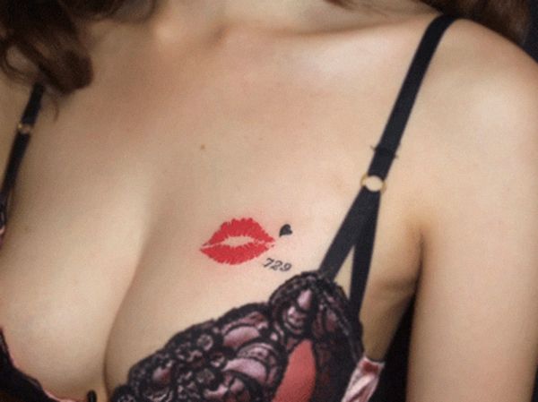 Tattoo hình môi trên ngực nữ quyến rũ