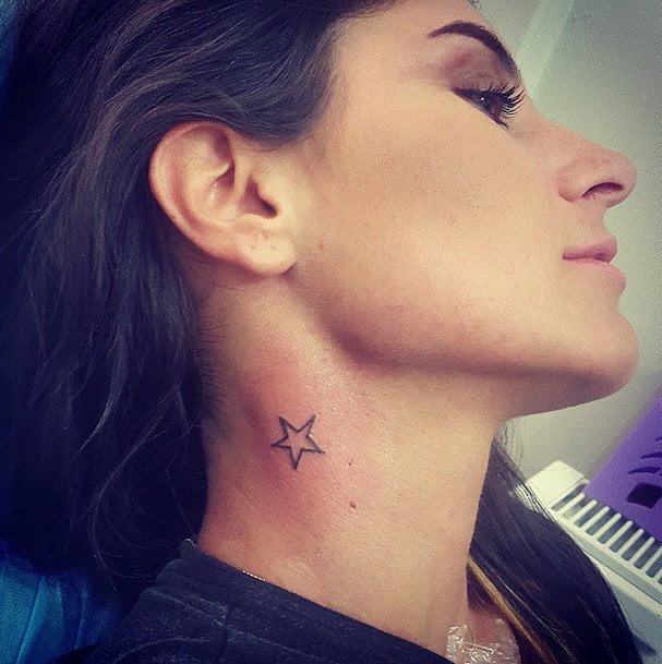 Tattoo hình ngôi sao đơn giản ở cổ