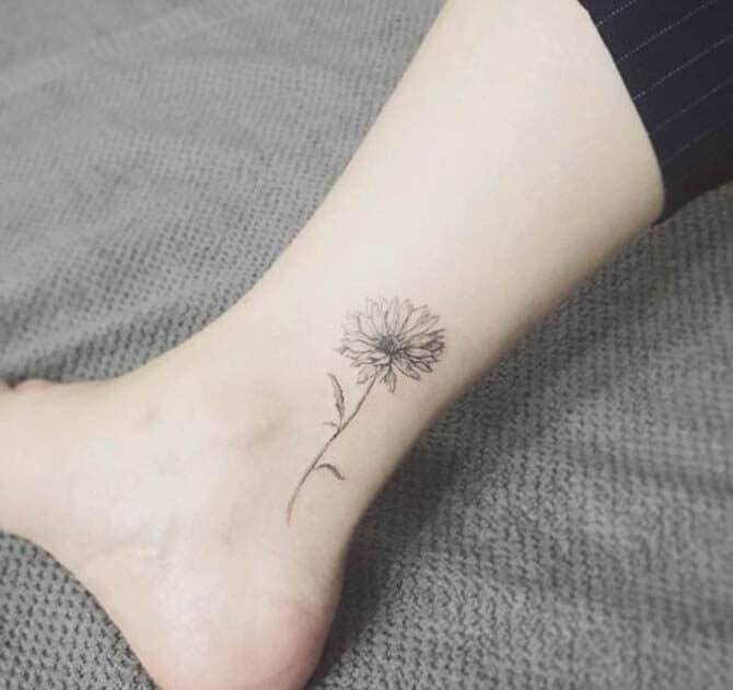 Tattoo hoa cúc nhỏ xinh cho nữ