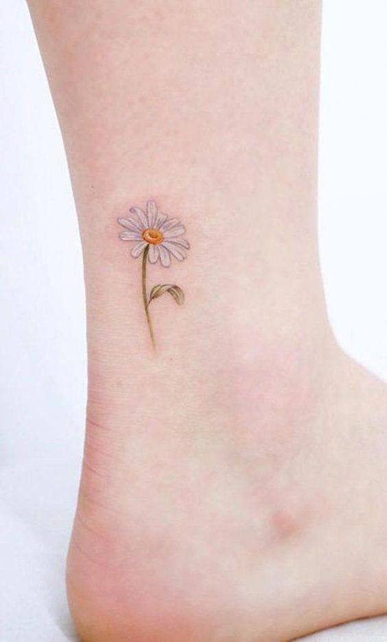 Tattoo hoa cúc nhỏ xinh ở chân cho con gái