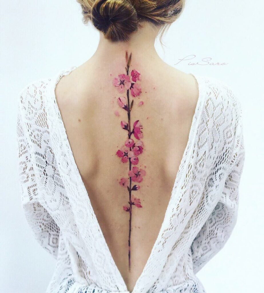 Tattoo hoa dọc sống lưng