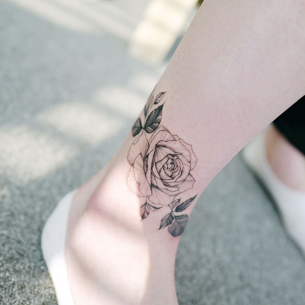 Tattoo hoa hồng nhỏ cuốn hút