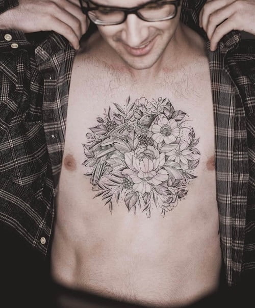 Tattoo hoa hồng trước ngực cho con trai