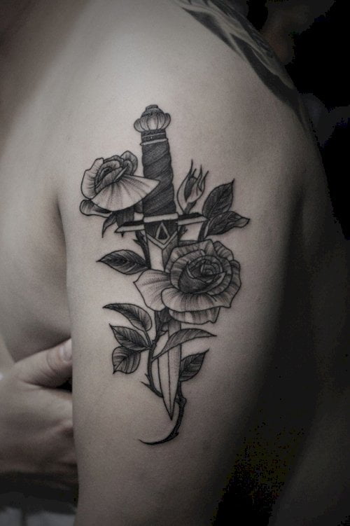 Tattoo hoa và kiếm độc đáo và chất ngầu cho nữ