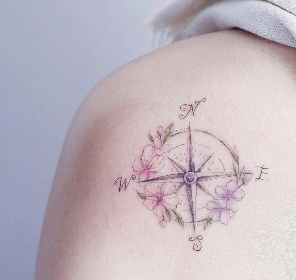 Tattoo la bàn và hoa siêu đáng yêu