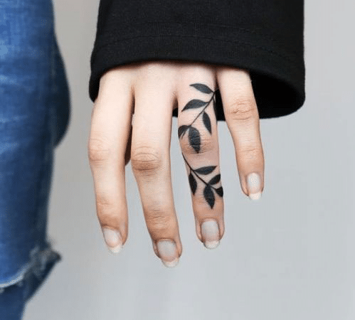 Tattoo lá cây trên ngón tay bắt mắt