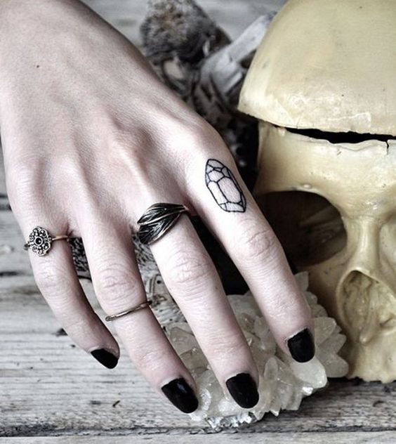 Tattoo làm ngón tay thêm đẹp và thu hút hơn hẳn